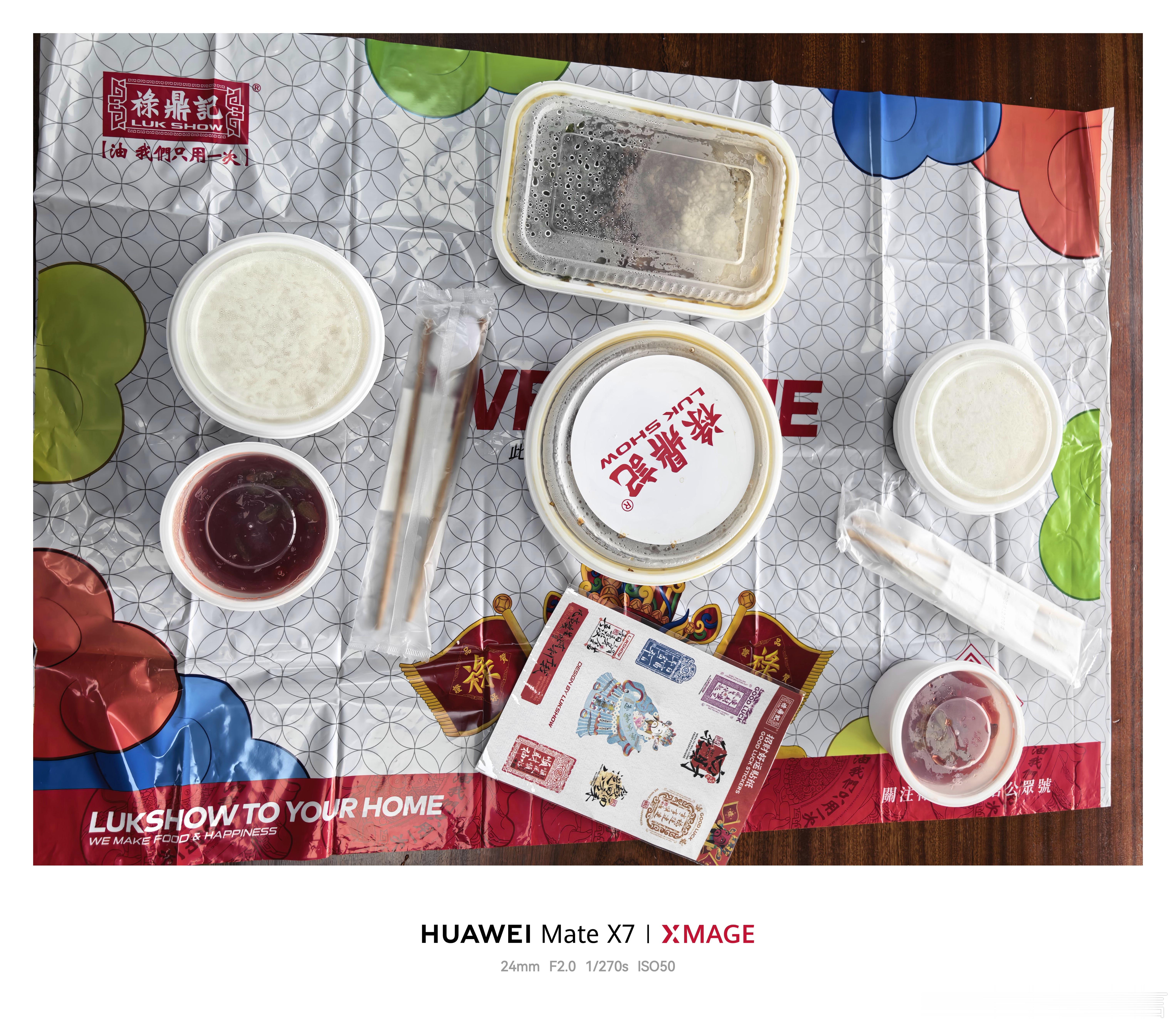 国外的外卖永远学不会，60块钱的双人套餐还送个桌布，还有财神帖子，情绪价值太到位