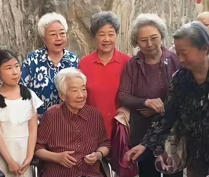 几位老一辈表演艺术家同框：我居然只认出了满头银发、气色盈和的于蓝与田华老师，那位