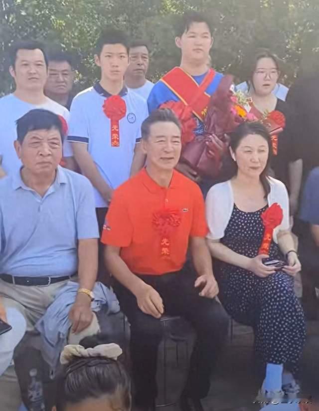 72岁寇振海携子返乡祭祖！18岁儿子考入帝国理工，真正星二代清流