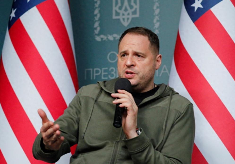 乌克兰“乱了”！泽连斯基的位置怕是不稳了！
11月28日，心腹干将叶尔马克突然辞