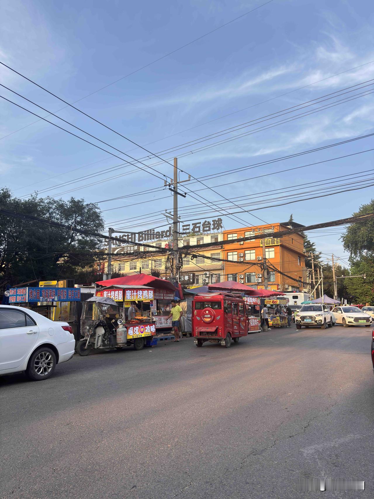 白鹿原大学城商业街，以前去过里面，很热闹，卖吃的，理发店等，现在不知道和10年前
