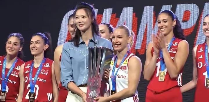 世界女排联赛总决赛冠军归属土耳其，颁奖环节出现熟悉身影。

中国女排前队长惠若琪