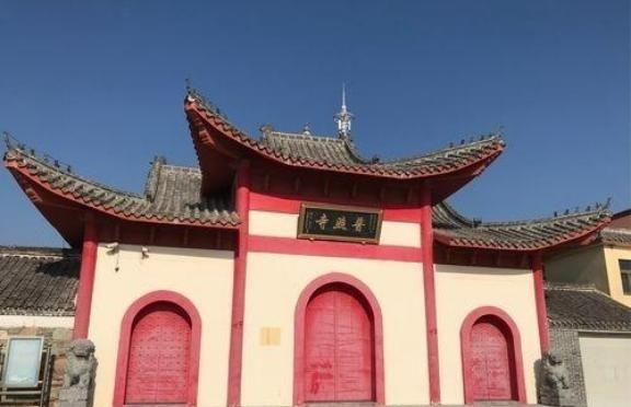 1937年，日军闯进普照寺，将躲在那里的女孩一一糟蹋后，竟让和尚与这些女孩“玩一