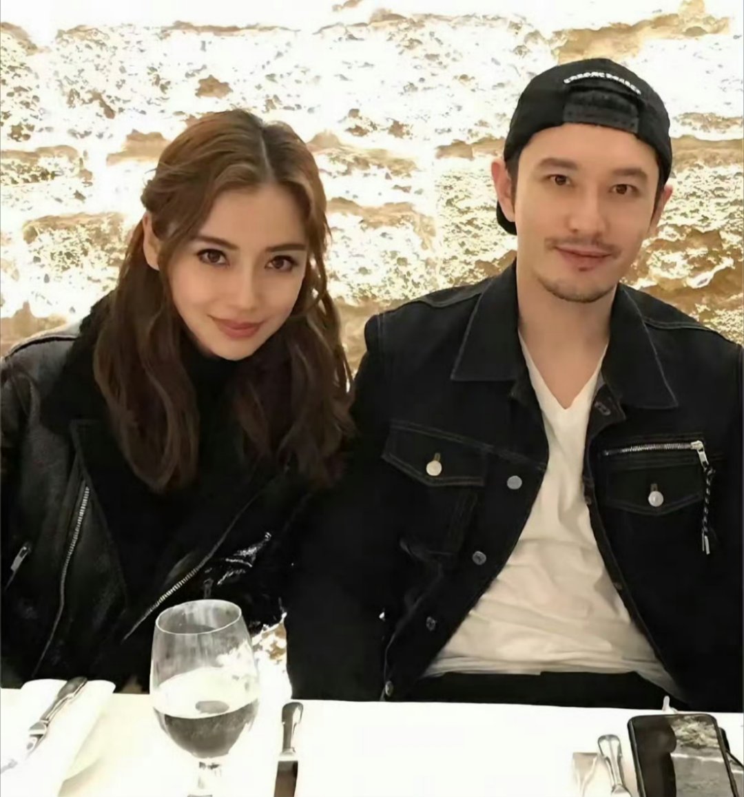 黄晓明Angelababy带小海绵游迪士尼baby是非常负责的妈妈，孩子每一步成