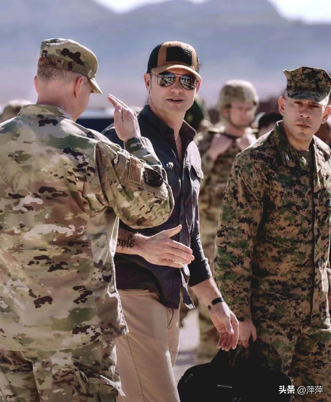 皮特·赫格塞思（霍尔格塞斯）从普林斯顿毕业后加入国民警卫队，以步兵军官身份赴关塔