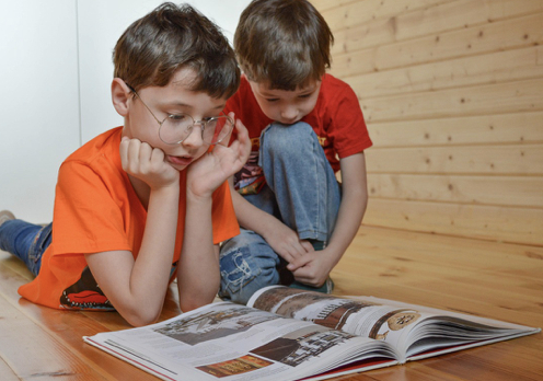 #儿童健康守护计划# 预防宝宝近视，能做些什么？1. 在饮食方面要均衡，不挑食、