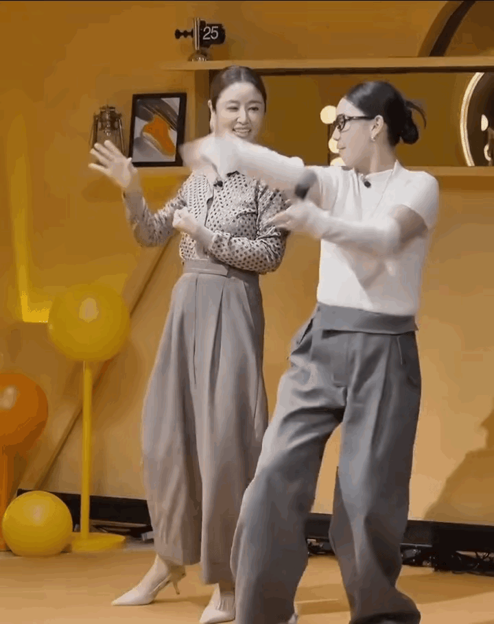 看的出来林心如是一点跳舞天份都没有，简简单单的几个跳舞动作跳得十分僵硬，手脚各做