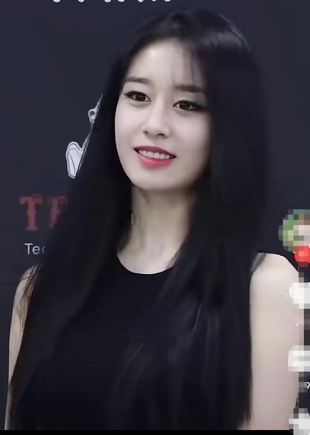 这种美女是无论怎么化妆都化不出来的，她的那种清纯是从骨子里渗透出来的。