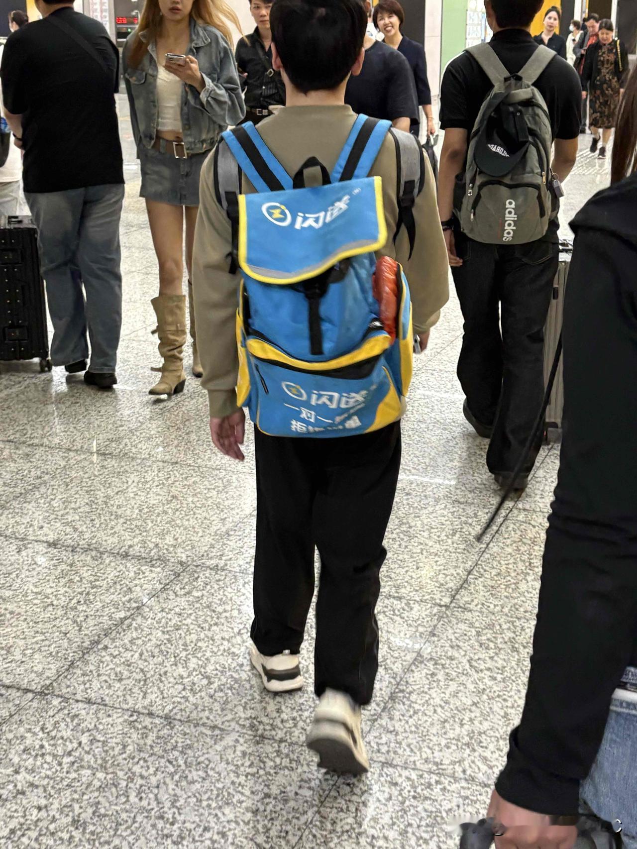 地铁站闪送小哥