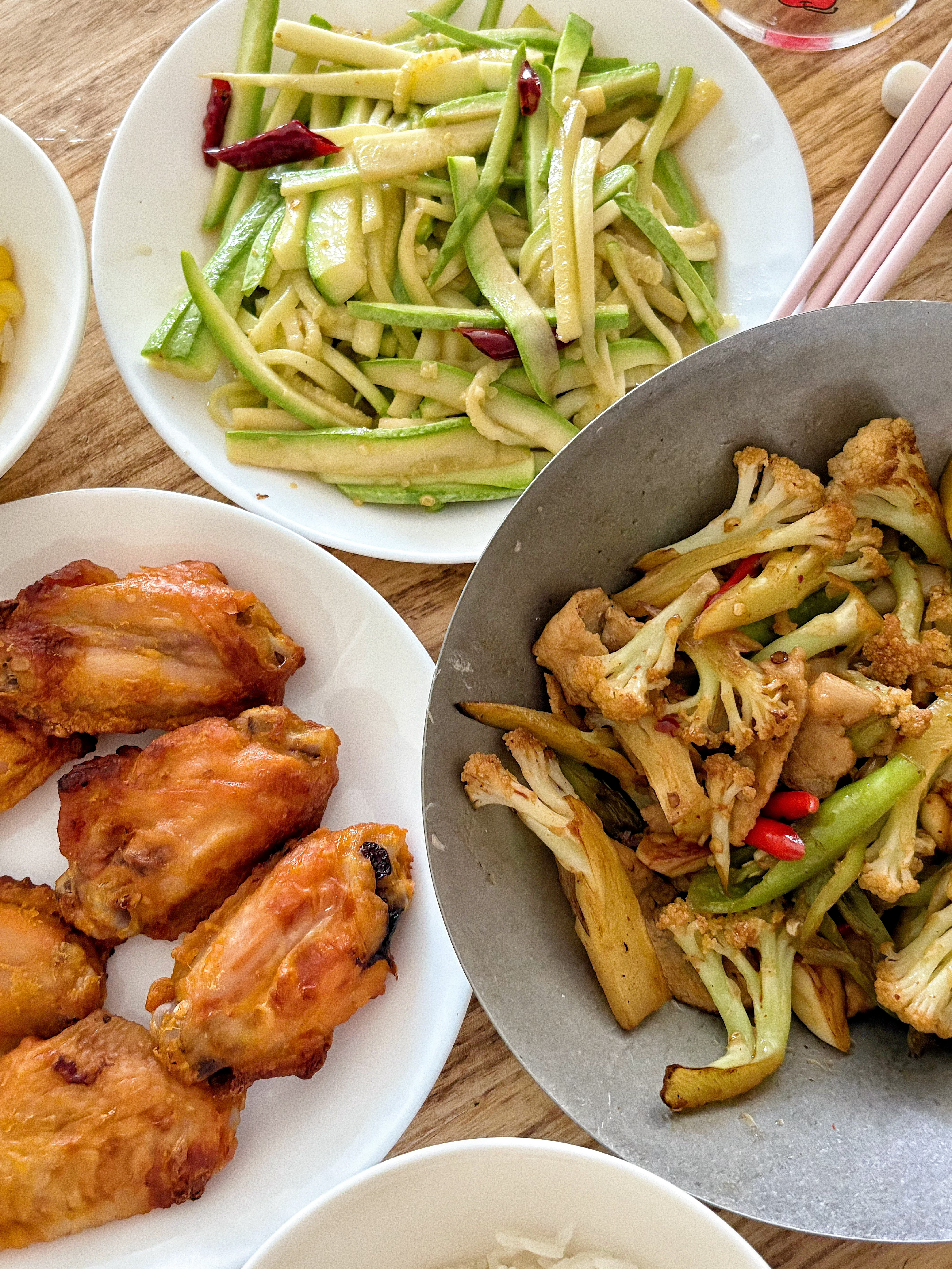 今天吃 ——咸蛋黄鸡翅&西葫芦&菜花肉片🥢🥣 ​​​