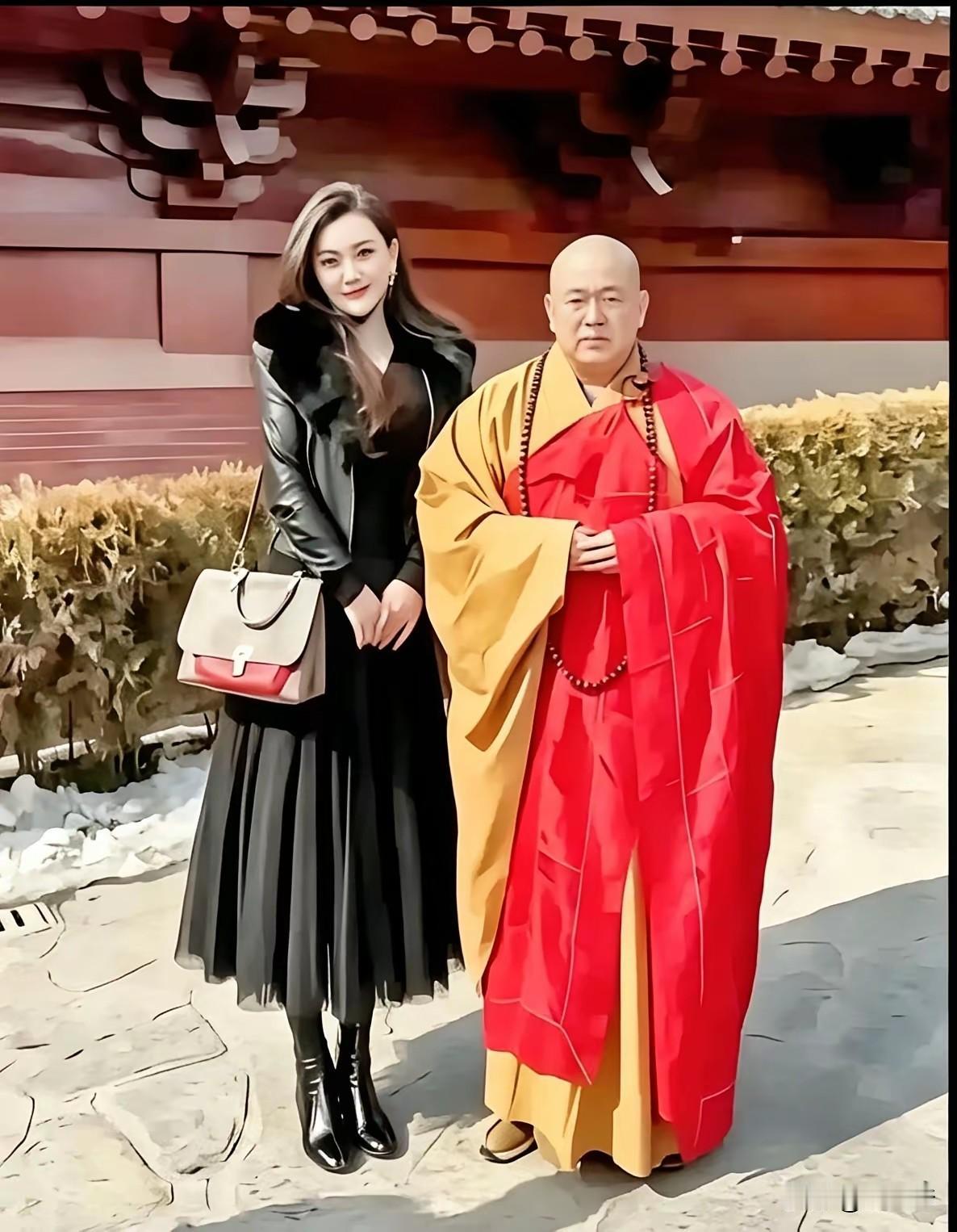 这是20年之前，一位去寺庙里进香的女施主与释永信的合照，当时大师一脸严肃，拍完照