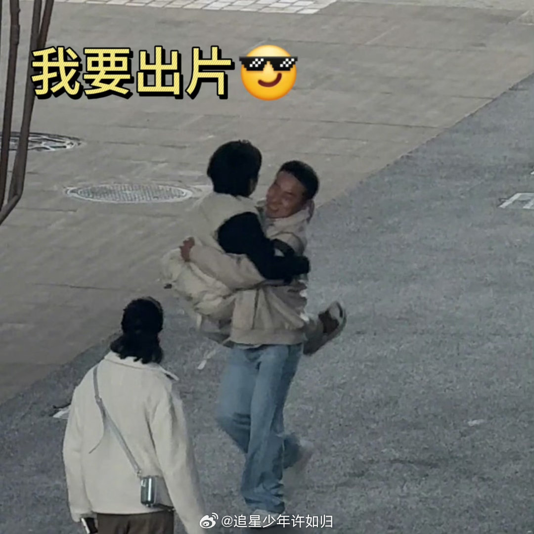 贺峻霖徐志胜拍了重庆机车大片五十公里桃花坞 谁能想到有生之年能看到这种组合。贺峻