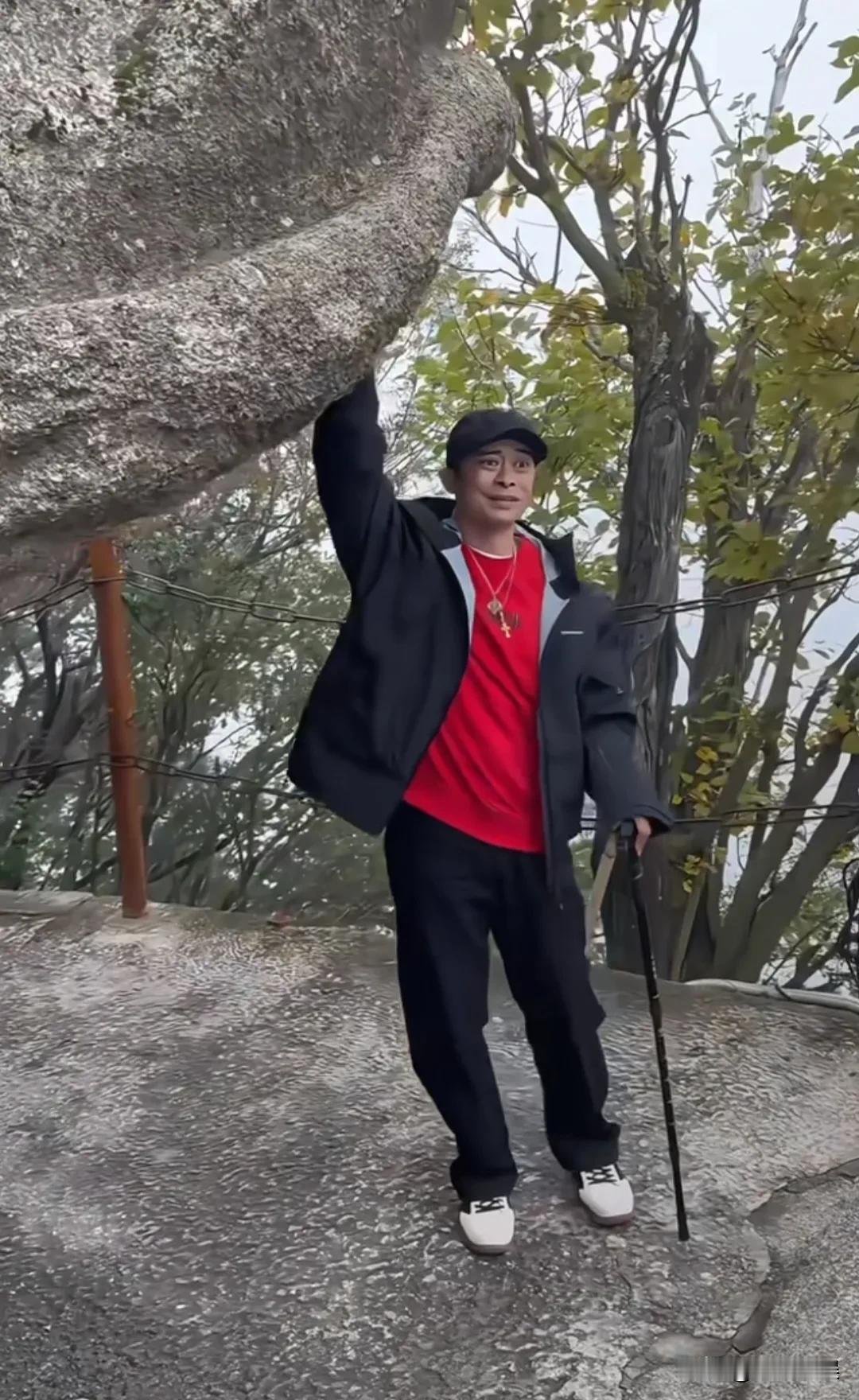 “虚竹”老的那么快吗？
52岁的“虚竹”樊少皇现身华山旅游，他戴着帽子，穿着一身