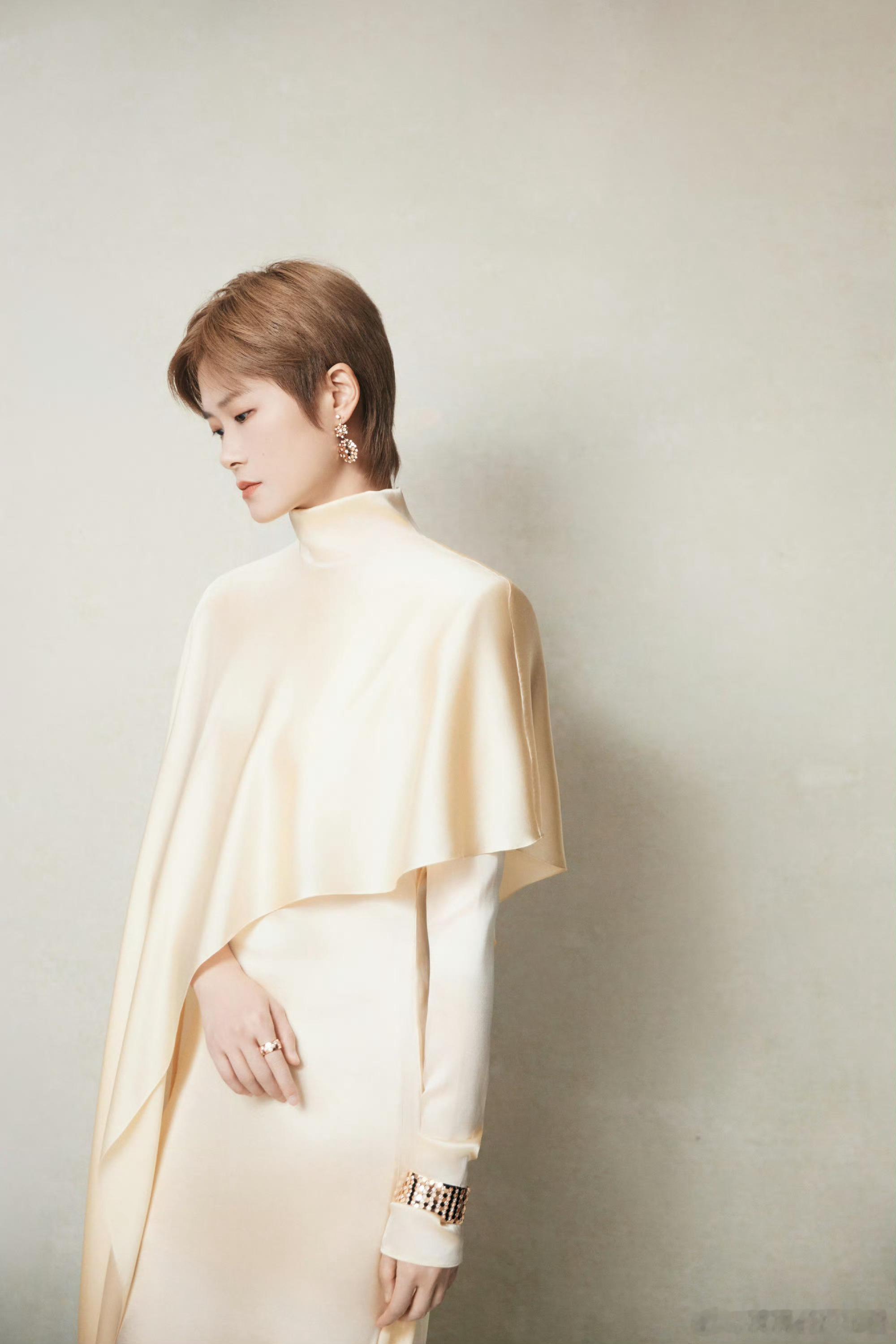 叶童李宇春谈彼此共同点李宇春就这么萌萌地学叶童北影节难得神仙同框，两位低调实力派