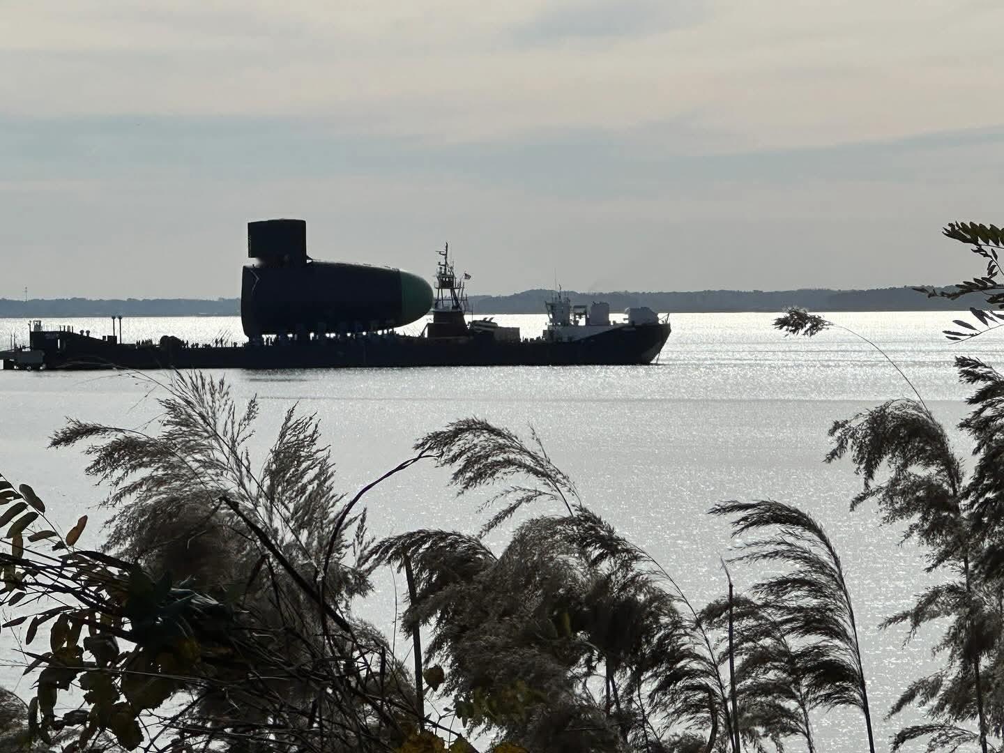 11月18日，美国“哥伦比亚特区”级弹道导弹核潜艇首艇“哥伦比亚特区”号  (S