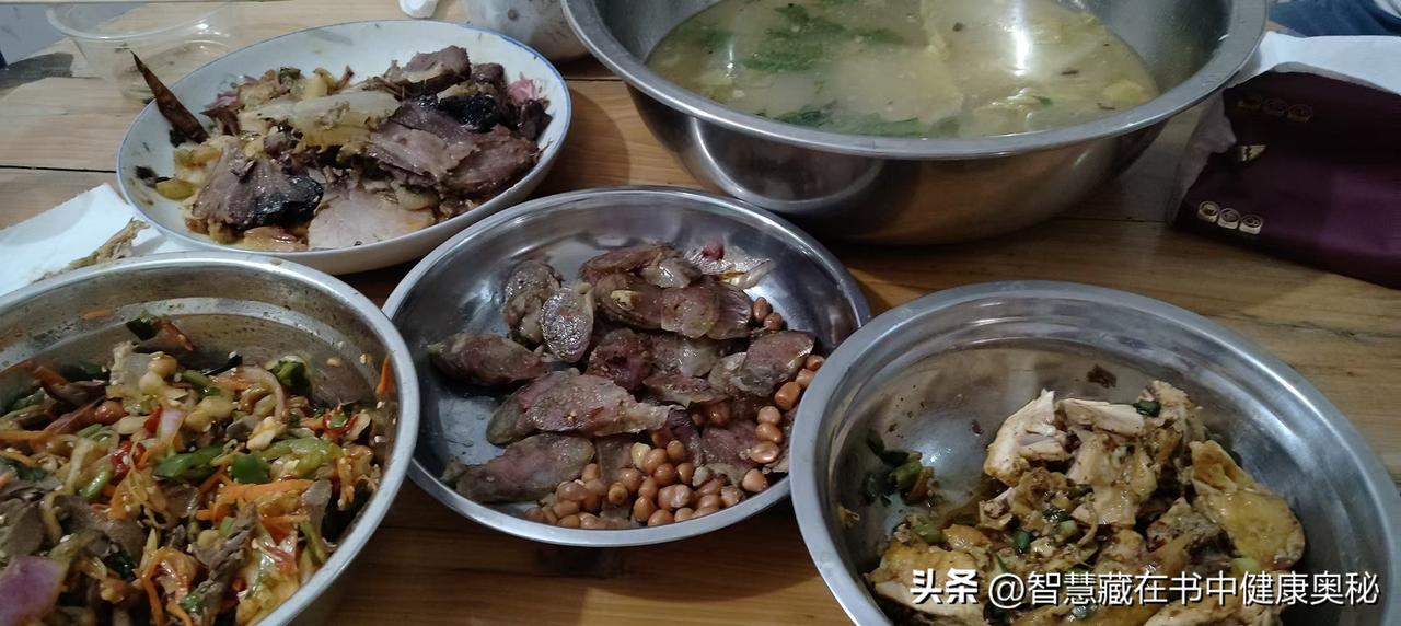 今天自己做的中午饭，好好爱好自己，吃出健康真不错！[赞][赞][赞]，朋友你今天