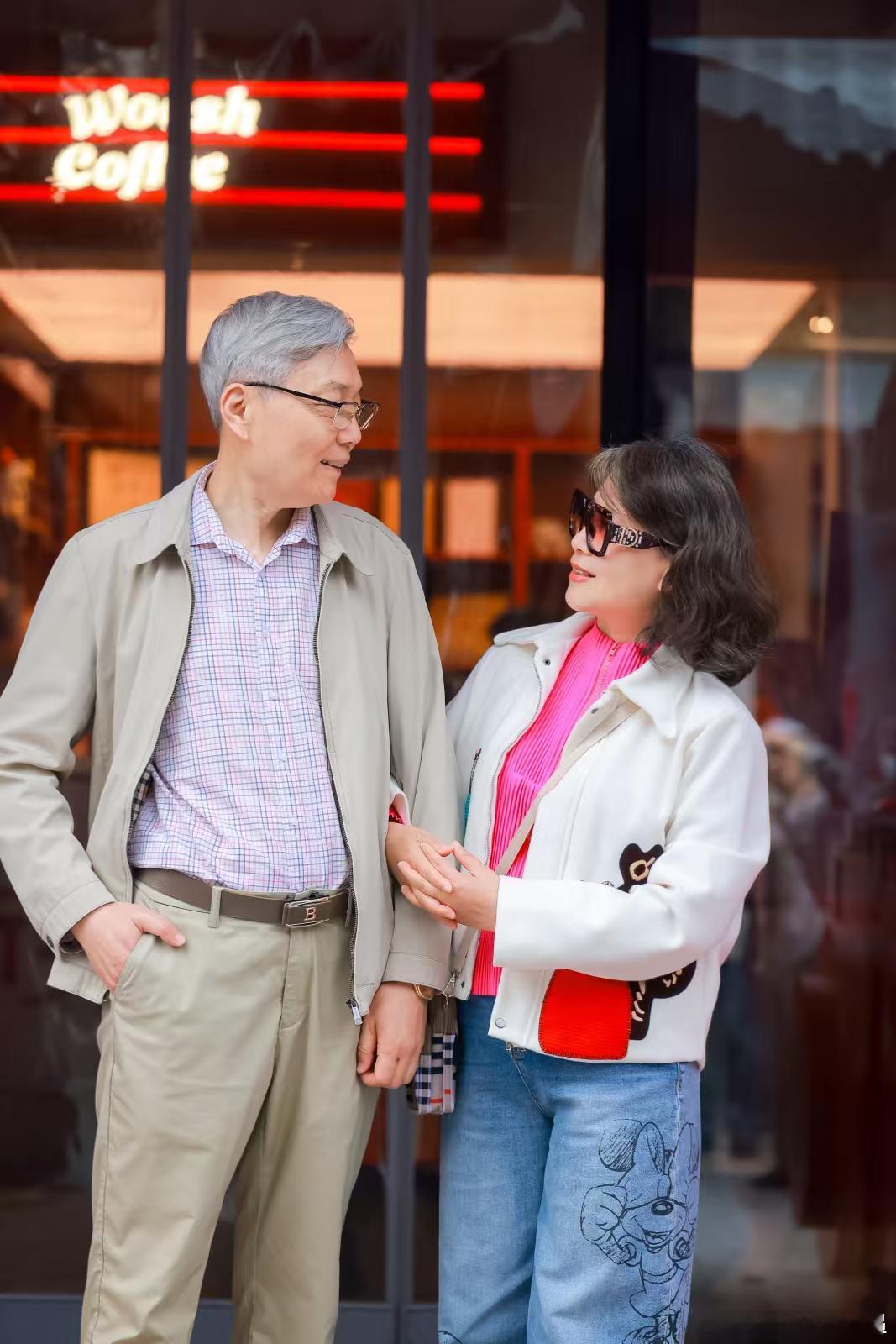 路过西城民政局，正赶上京东“甜蜜季”现场。一对结婚45年的老夫妻在3D打印区前等
