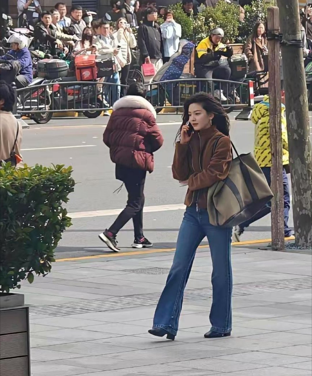 偶遇章若楠就懂了，明星的淡颜在现实中的冲击力有多大 