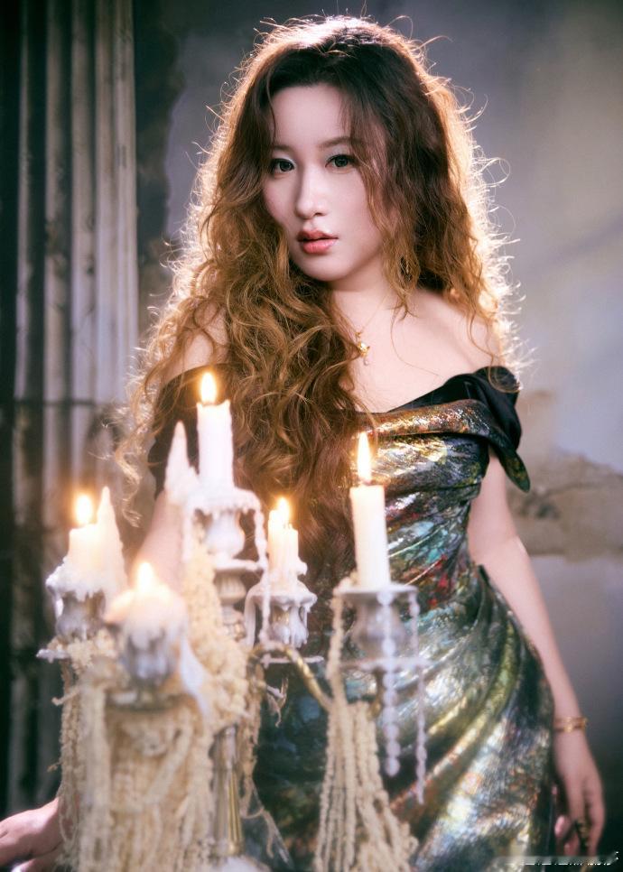 锤娜丽莎我有点不认识你了 锤锤今天这造型太美了！露肩抹胸裙露出白皙香肩，微卷长发