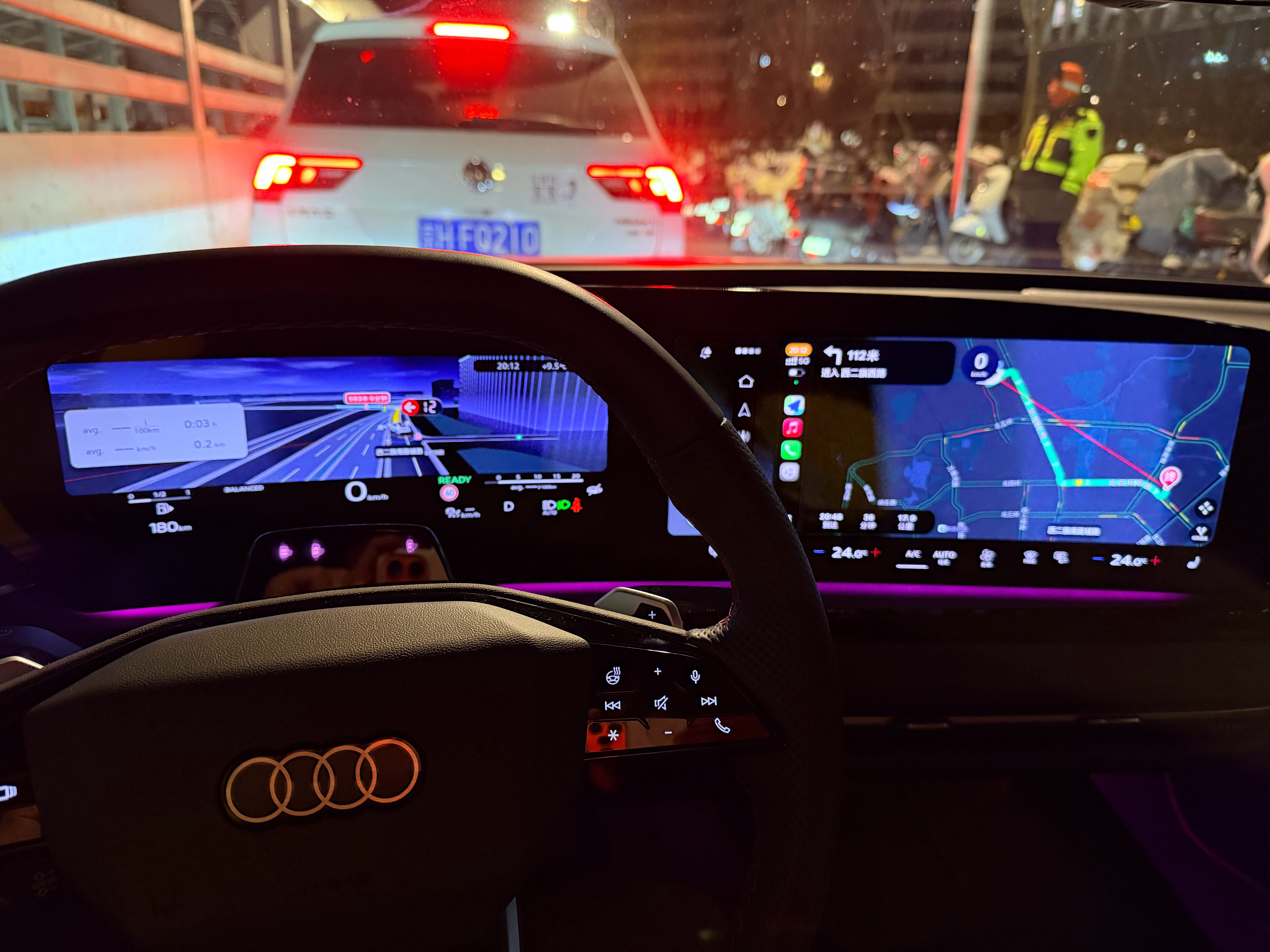 现在奥迪的 CarPlay 已经整合到仪表了。导航的时候，仪表显示大地图，中控大