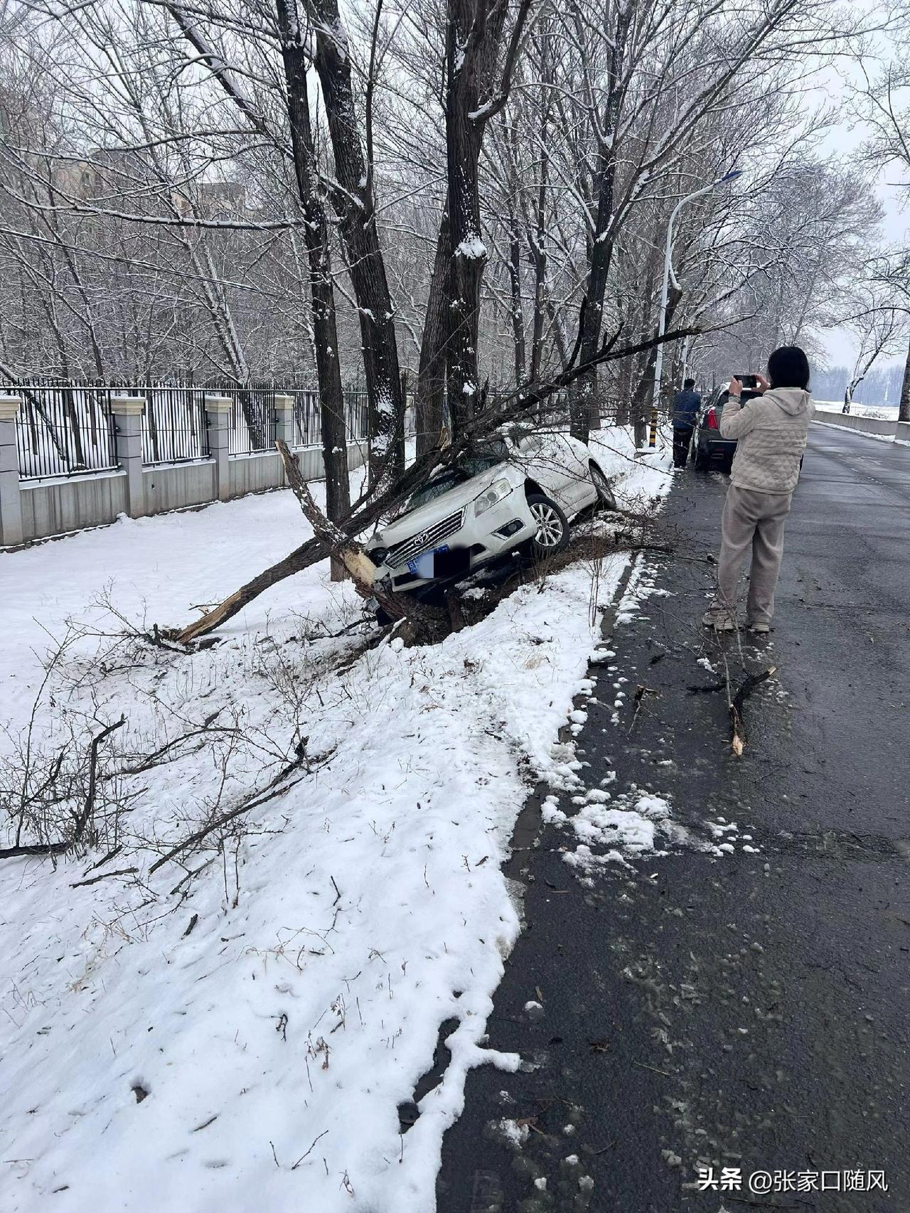 今早有人问我，这天还骑摩托车上班吗？我说骑啊，他说不嫌路滑吗？我说:我看上路上雪