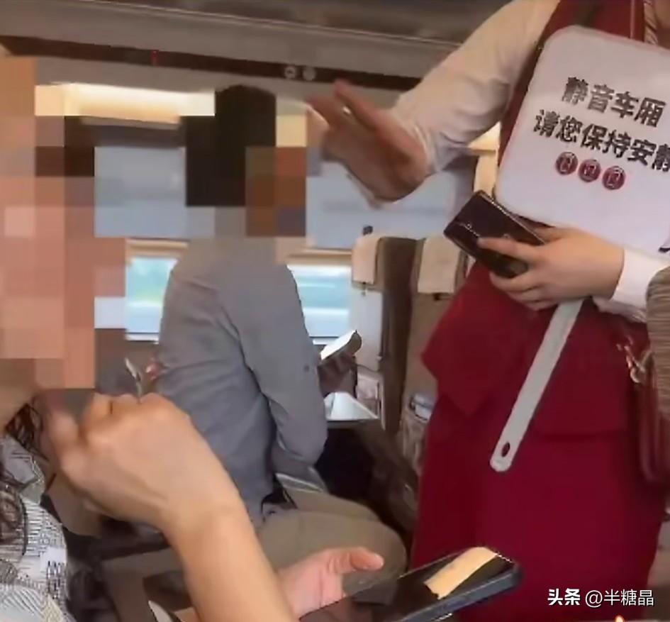 5月18日，高铁静音车厢内一女乘客连打20分钟电话，乘务员举牌劝阻被无视，引发热