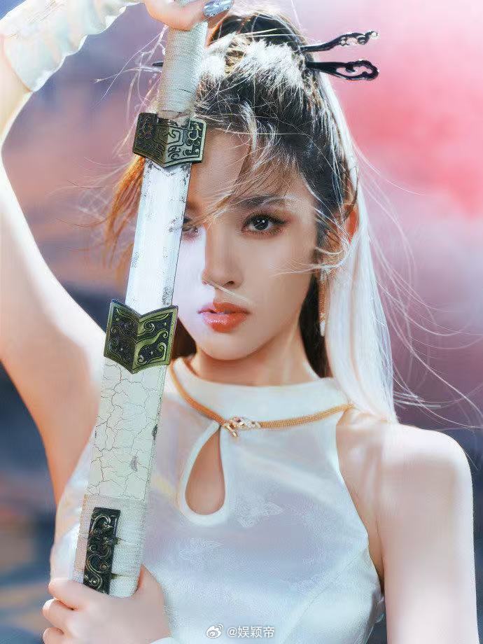 唐艺昕江湖侠女造型  今晚乘风总决赛被唐艺昕帅到了！穿上一身侠女装，气场两米八，