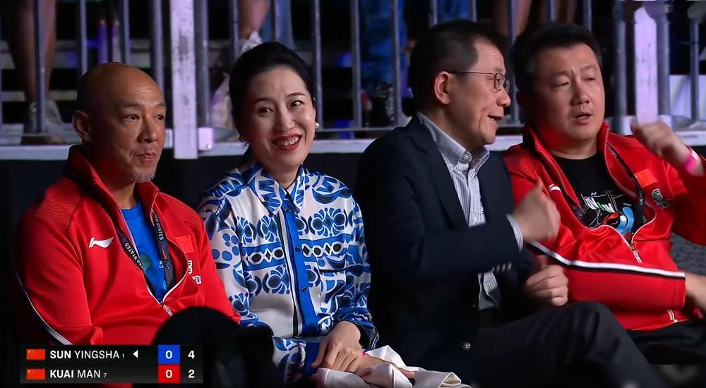 蒯曼，一场比赛9次擦网得分。
非热门选手，却成了国乒赛场的“幸运女神”。
专