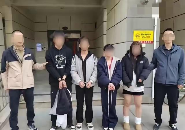 深夜碰到路边哭啼的陌生姑娘，
好心上前帮忙还带回住处，
万万没想到是掉进了别人设