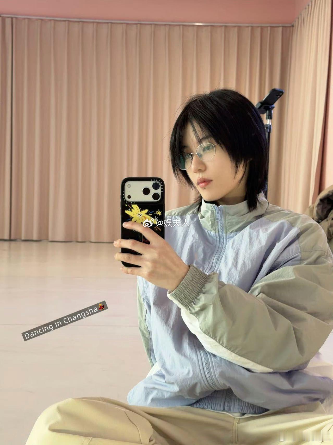 陆柯燃回应是粉丝活着的理由之一陆柯燃谈30岁 看到5个为30岁的生日见面会出谋划