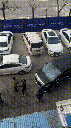 这哥们也是一个狠人，先助跑再用头撞车，这车没咋样，最后差点把自己撞晕了，估计得撞