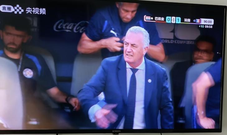 世界杯8分之一赛：法国～巴拉圭
   法国终于赢得了胜利，以1：0战胜了巴拉圭。