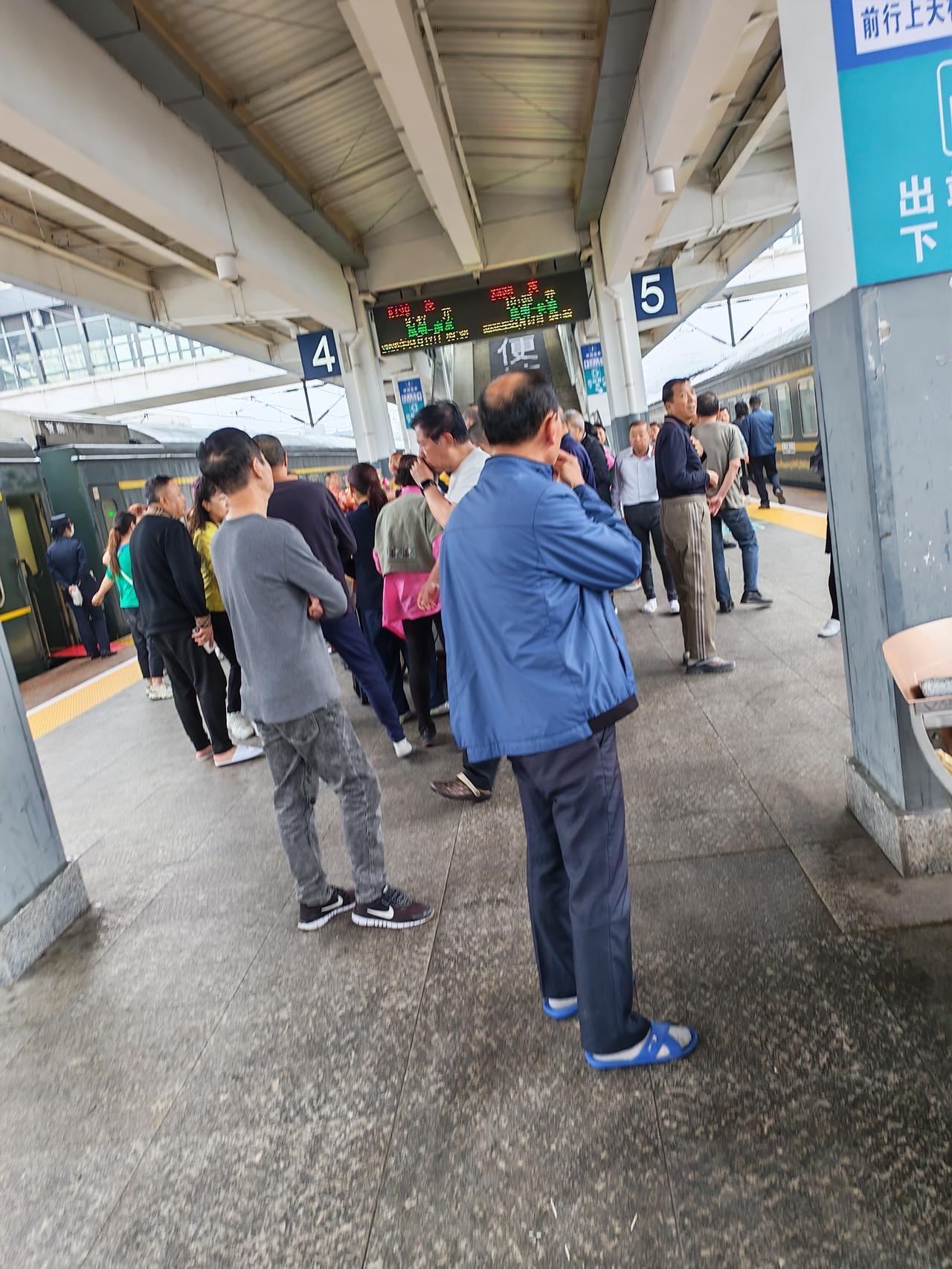 坐绿皮火车旅行。
怀化站停车半小时，下来透透风