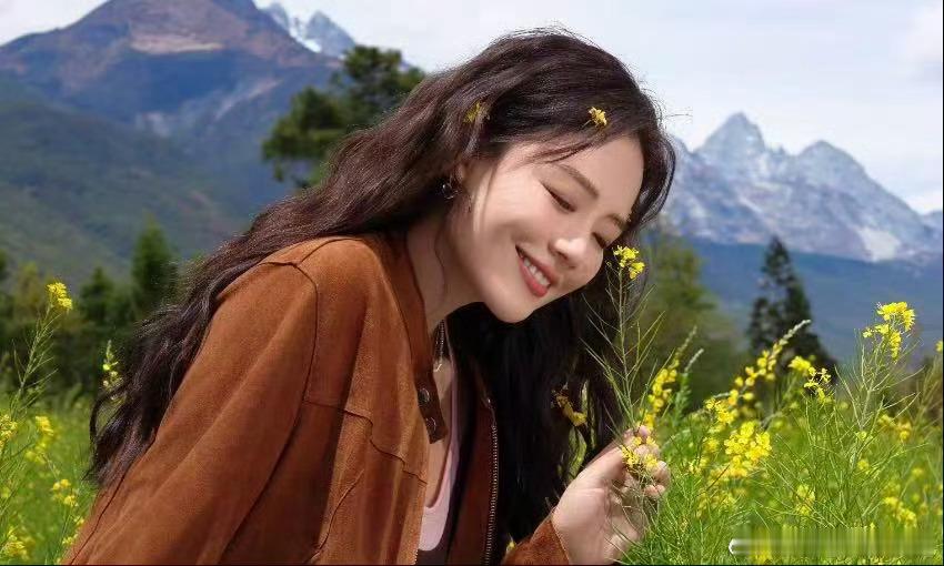 马思纯云南体验簪花 马思纯云南簪花温婉治愈，山水衬佳人，尽显民族风情与松弛美感