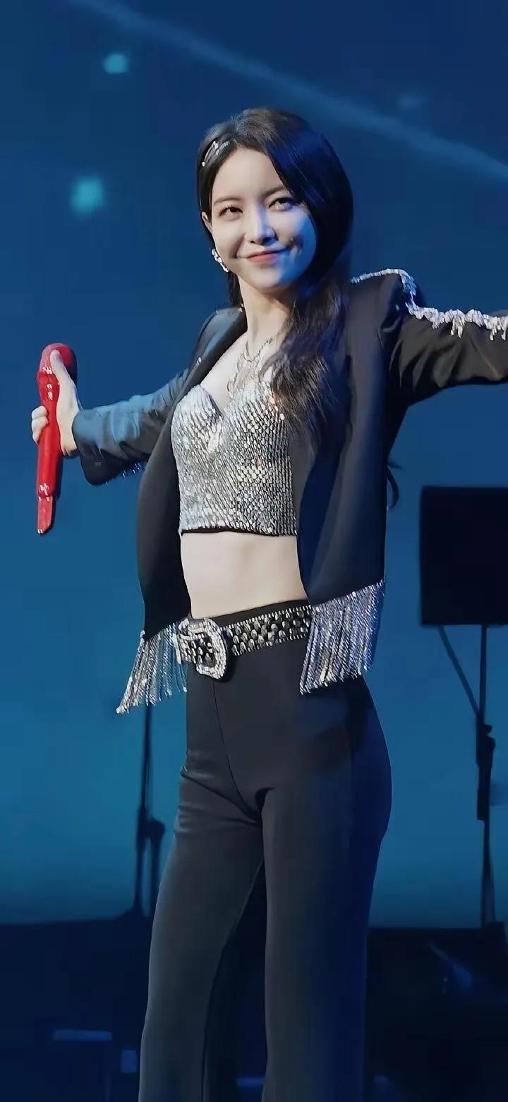 于文文演唱会直拍来袭，这氛围感直接拉满，美到犯规！