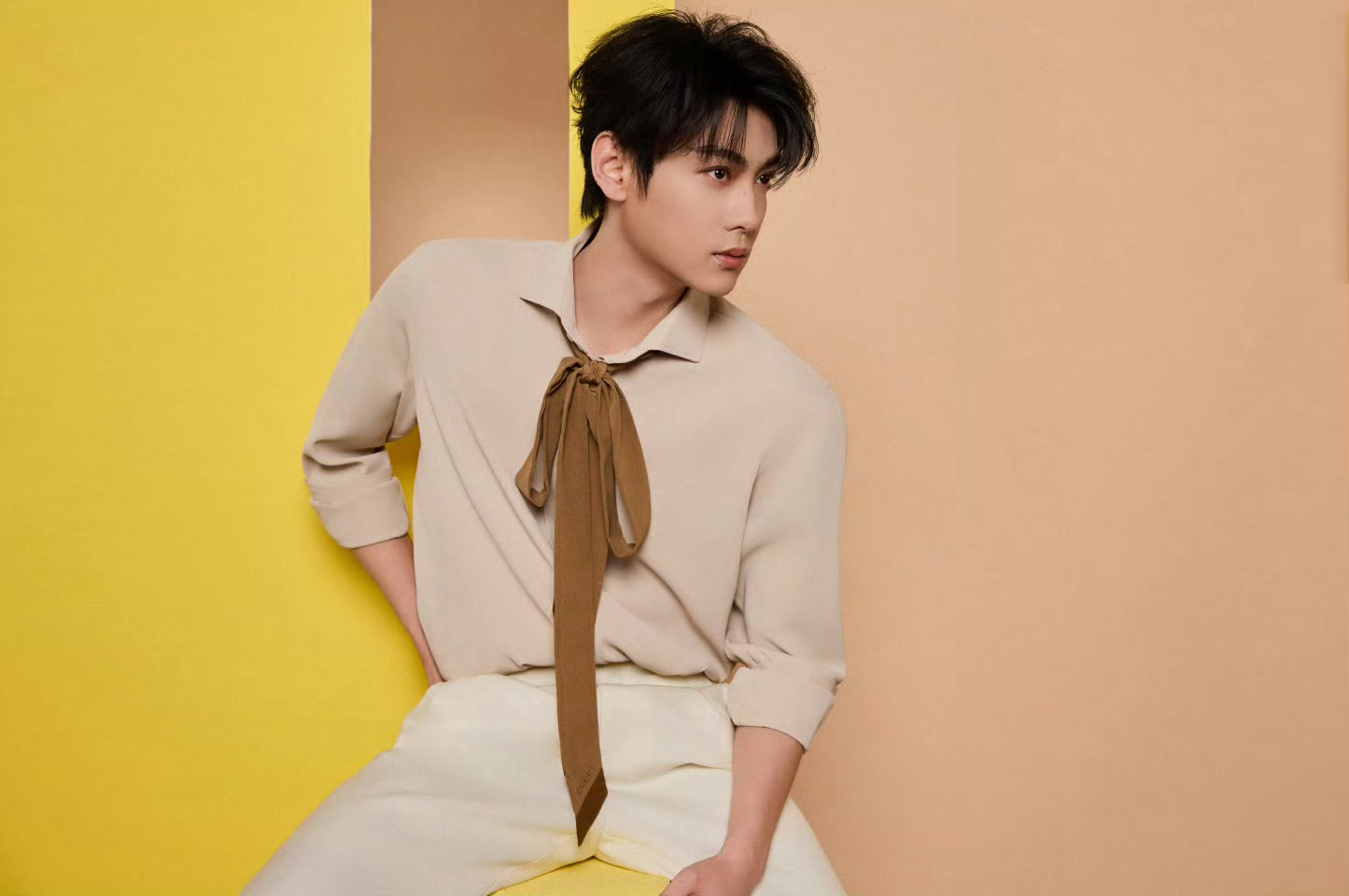 田栩宁风来不扰万物自明暖黄底色里，田栩宁今天青春感满满✨把生活的碎片慢慢拼好，每