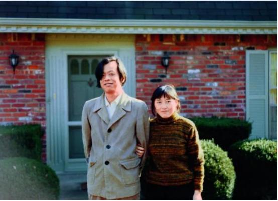 1997年，身高1.9米的王小波在家中猝死，妻子李银河把他送去火化，焚尸炉却突然