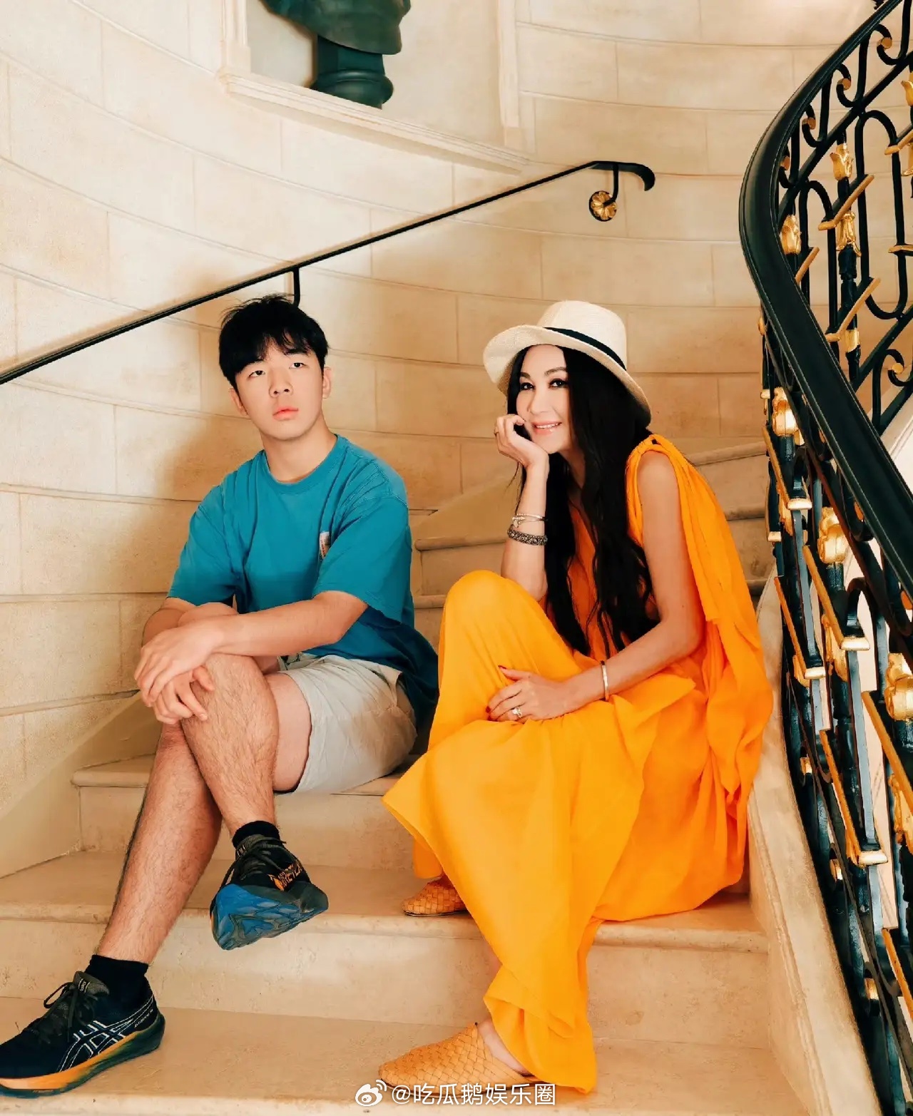 温碧霞和老公，带养子何国伦，到西班牙马德里度假！这孩子也快成年了吧，他是2010
