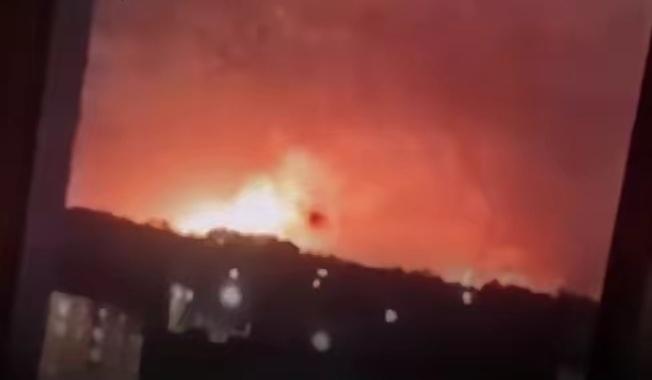 今天凌晨，乌克兰无人机袭击了位于新罗西斯克港的俄罗斯石油出口码头谢斯哈里斯，该码