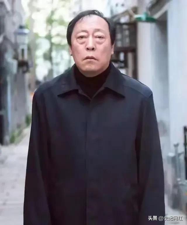 最受争议的男演员除了于震还有这个老戏骨倪大红，据说是托了亲姐倪萍的福，接了很多戏