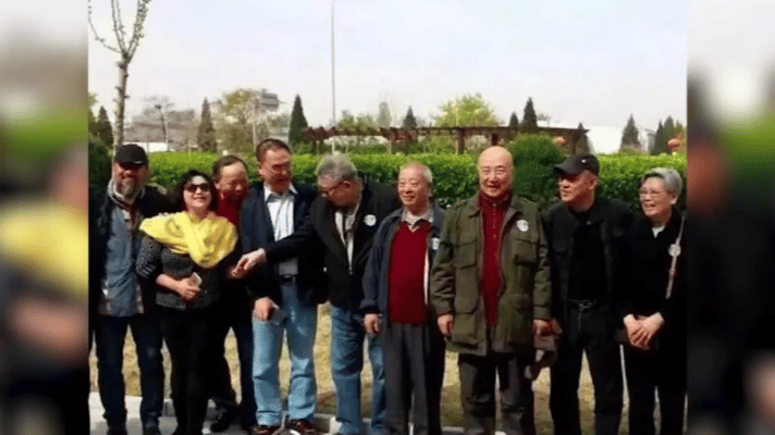 离婚31年同框隔三人！李连杰黄秋燕的合照，藏着多少意难平？
 
《少林寺》剧组重