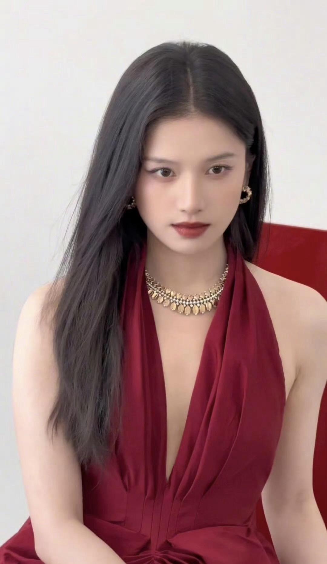 张婧仪。