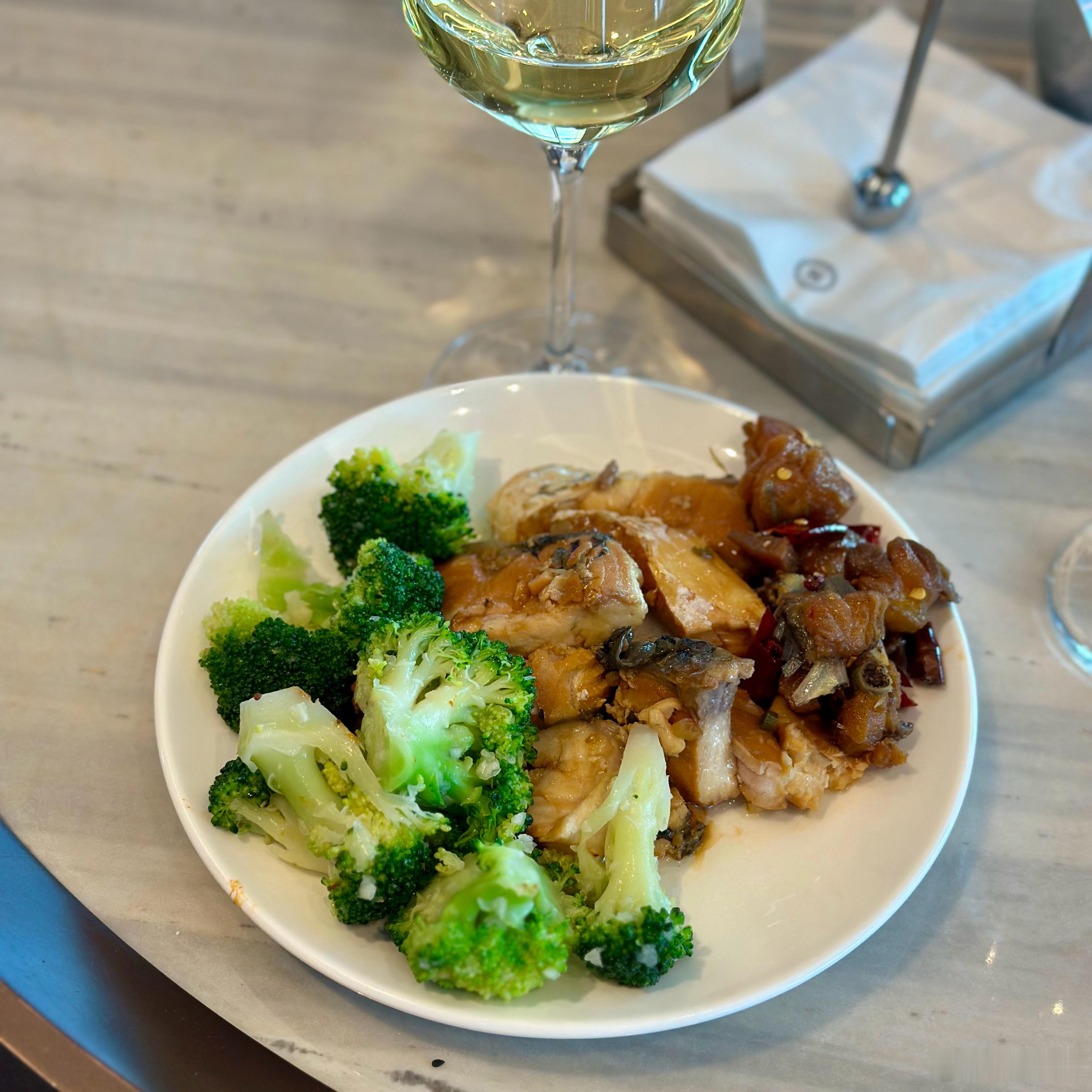 晚餐吃了沙拉、西兰花，鱼和辣子鸡，整体还是比较健康。 成都·成都恒邦天府喜来登酒