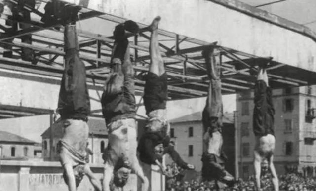 1945年，二战元凶墨索里尼和他的情人贝塔西被枪决，遗体被倒挂在广场示众，贝塔西