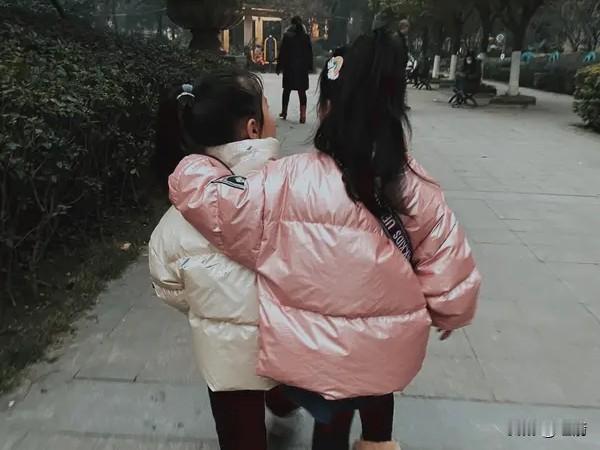 家庭和睦的基石，就是相互尊重与爱护。家是心灵港湾，不是财富堆砌，而是情感寄托。