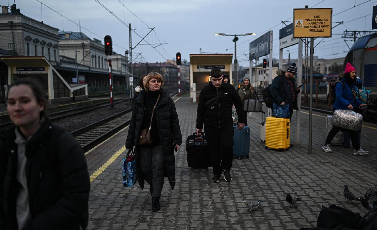 乌克兰正站在一场人口灾难的破碎边缘。战火、低生育率和持续不断的外流，让这个国家未