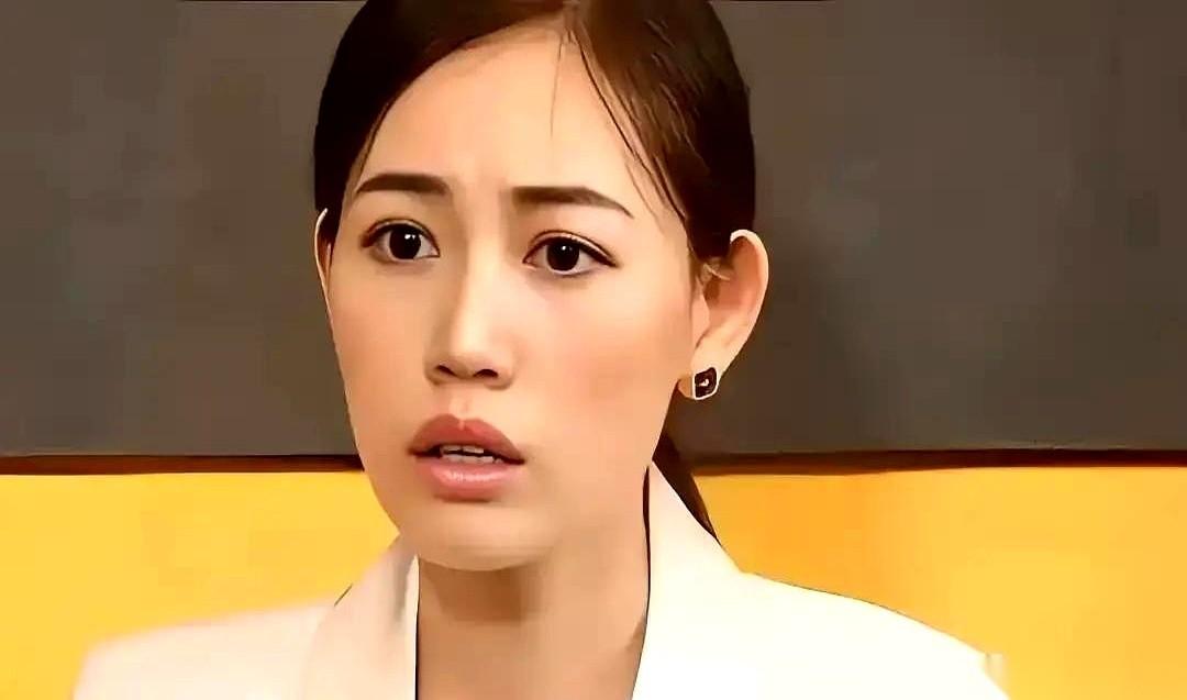 七年了，她终于在直播间说后悔了。
我一听，还以为是良心发现了。
结果人家后悔的，