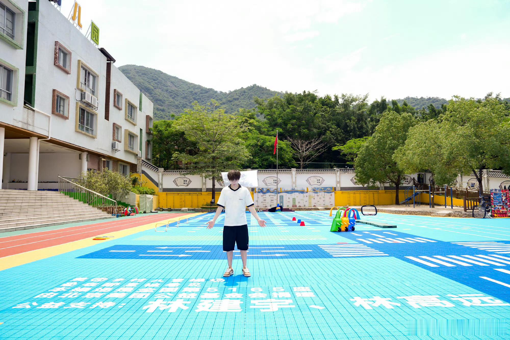 林高远被小孩哥挽留当体育老师20后小孩哥太勇敢啦，直接挽留世界冠军当体育老师，林