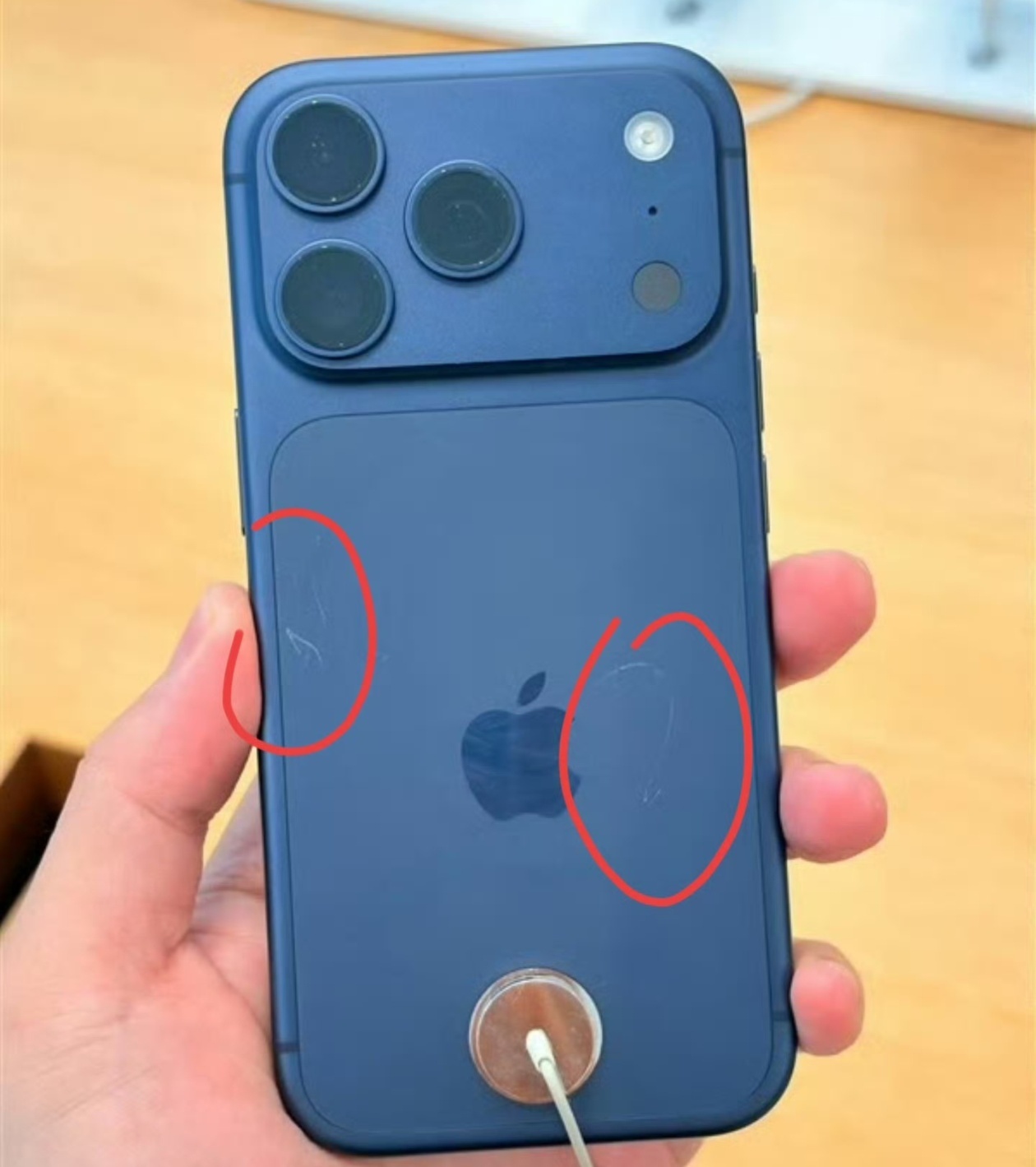 iPhone17系列展示机刮痕原因铝合金不应该这么脆的，和店员简单聊了聊，其中有
