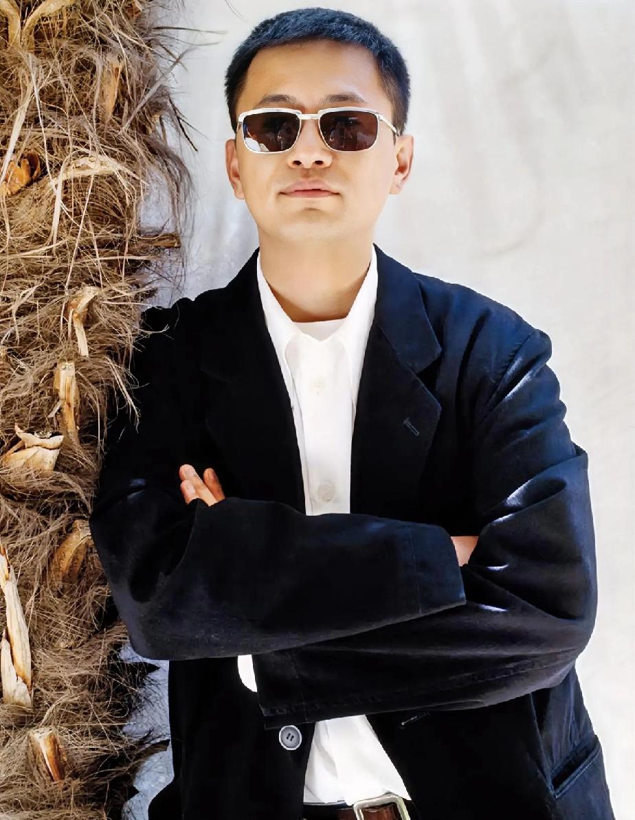 王家卫，还是被低估了！

这次录音事件过后，
他依然会是炙手可热的大导演，无法撼